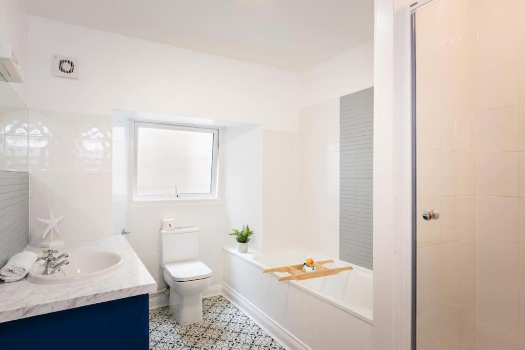 Blue Skies Apartment - Harbour Views Торки Экстерьер фото